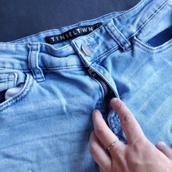 Tinseltown Light wash Blue Distressed Jeans - Picture 4 of 8